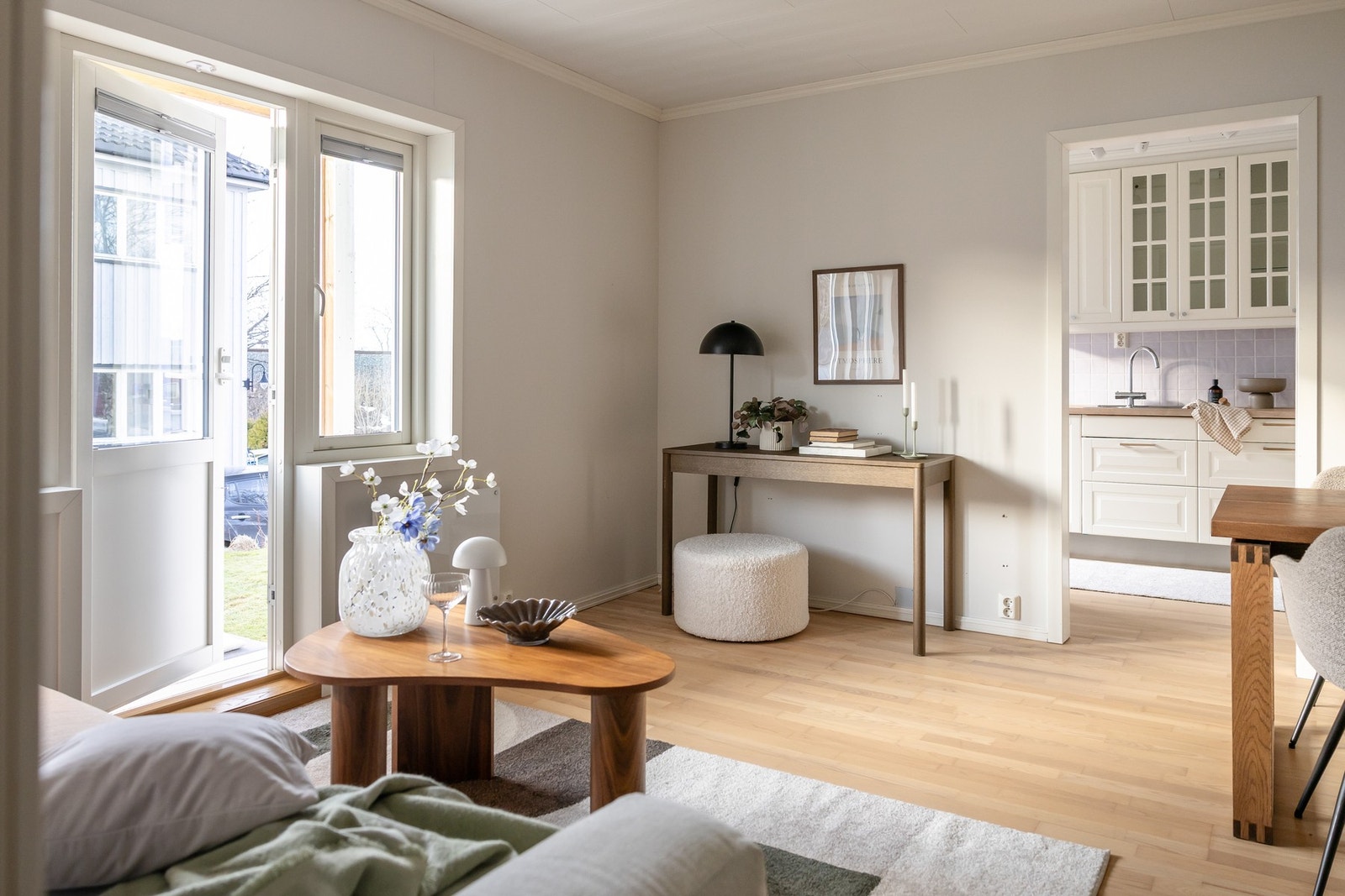 Direkte utgang til terrassen fra stue- og spiseareal. Galleribilde