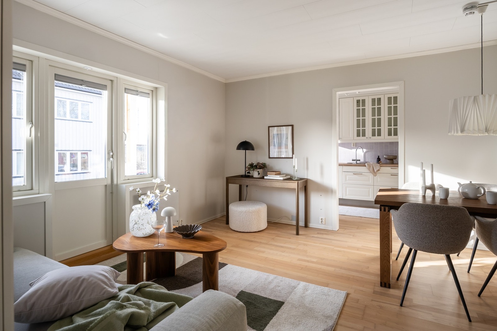 Stilren og innbydende bolig som er vesentlig oppgradert i senere år, og som går over to plan. Galleribilde