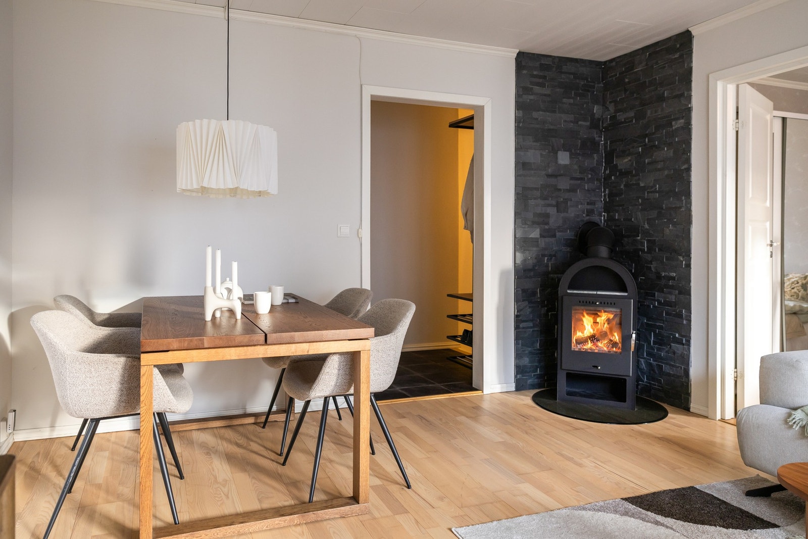 Naturlig plass til eget spisebord både på stue og kjøkken, samt vedovn for ekstra effektiv oppvarming i stue. Galleribilde