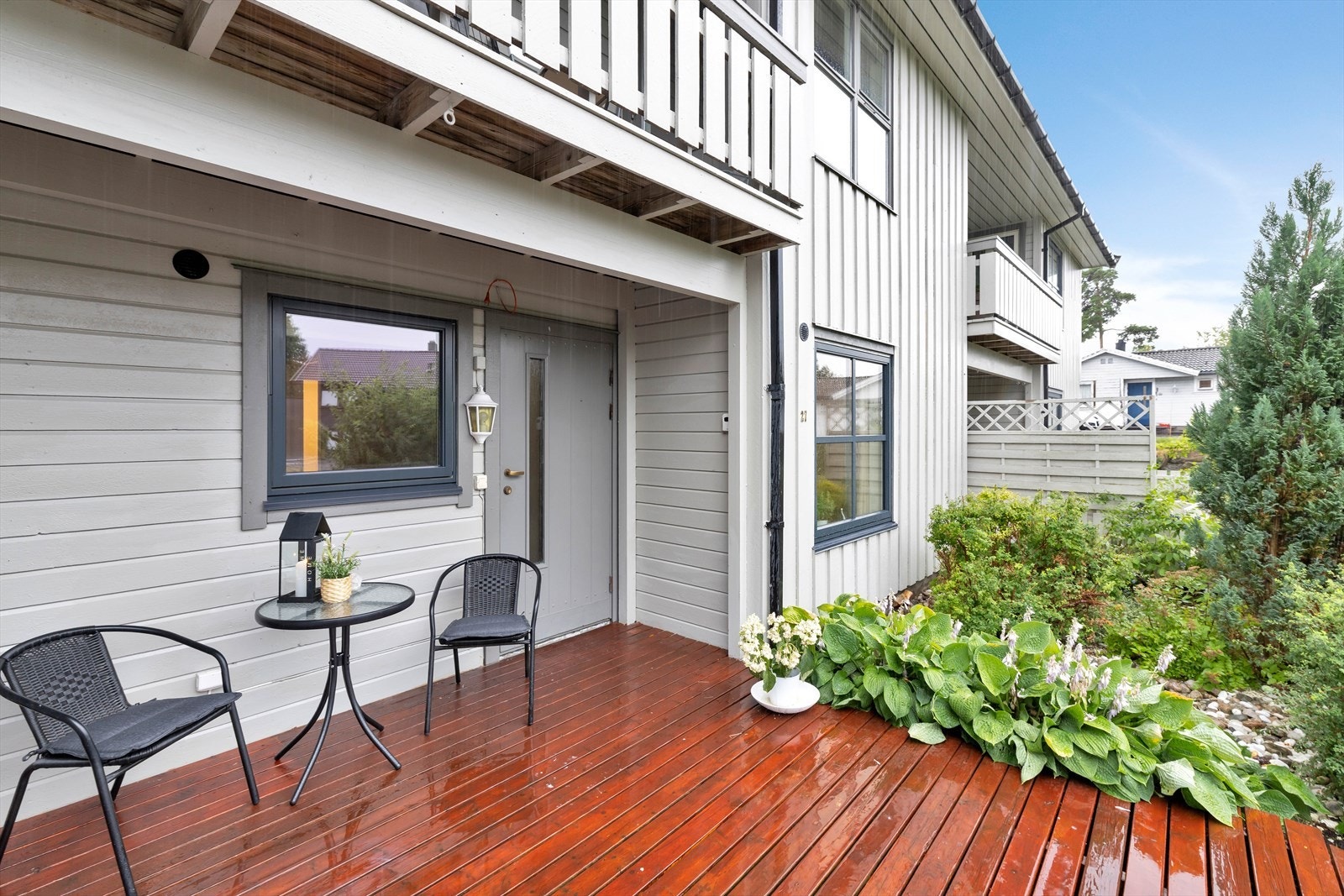 Leiligheten har en hyggelig og solrik uteplass. Galleribilde