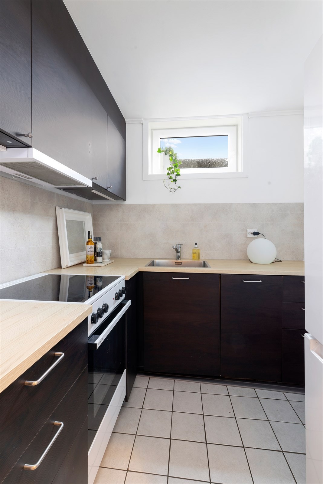 Lyst og pent kjøkken med god skapplass. Galleribilde