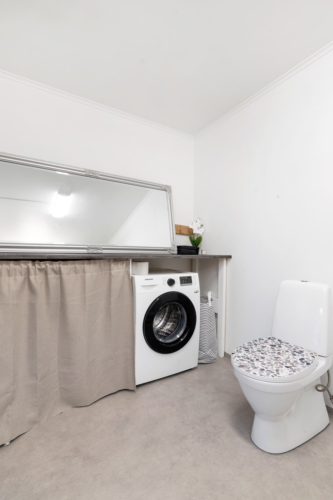 Uttak og god plass til vaskemaskin. Galleribilde