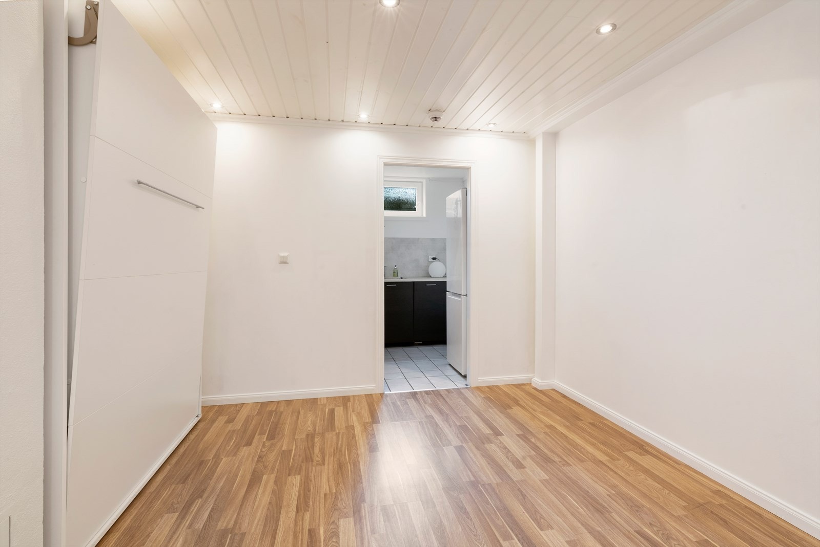 Adkomst til kjøkkenet fra stue. Her er det plass til spisegruppe i forbindelse med kjøkkenet. Galleribilde