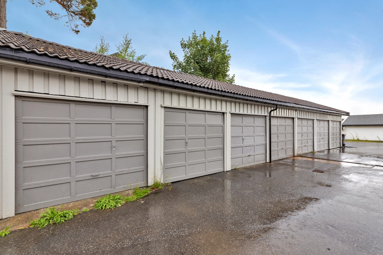 Garasje i rekke. Felles gårdstun med adkomstveier og gjesteparkering. Galleribilde