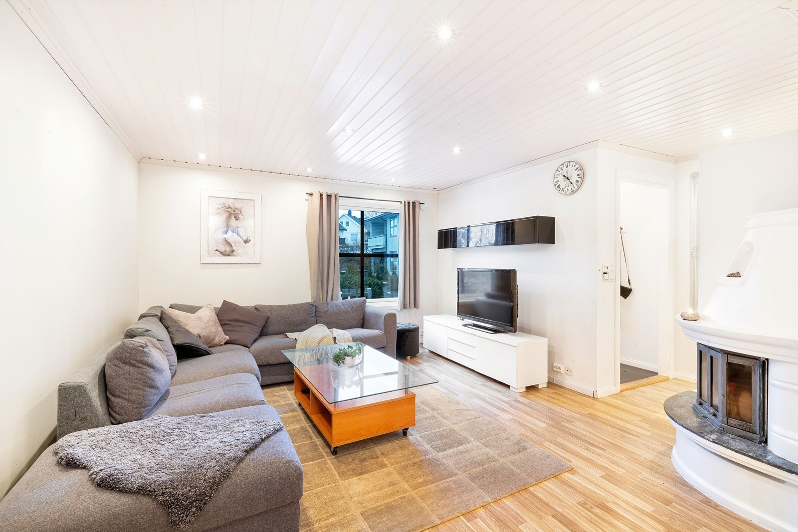 Koselig stue med peis og plass til stor sofagruppe. Galleribilde