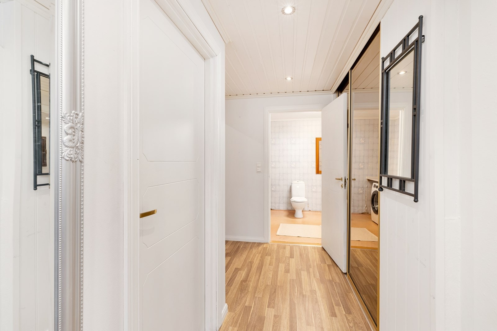 Fra entré er det adkomst til bad og soverom. Galleribilde