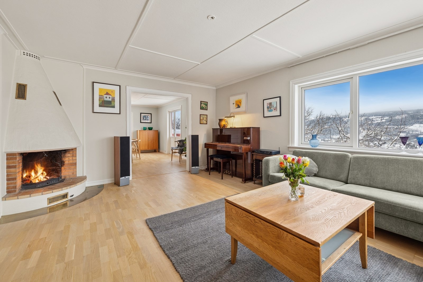 Romslig stue med god plass til diverse inventar. Galleribilde