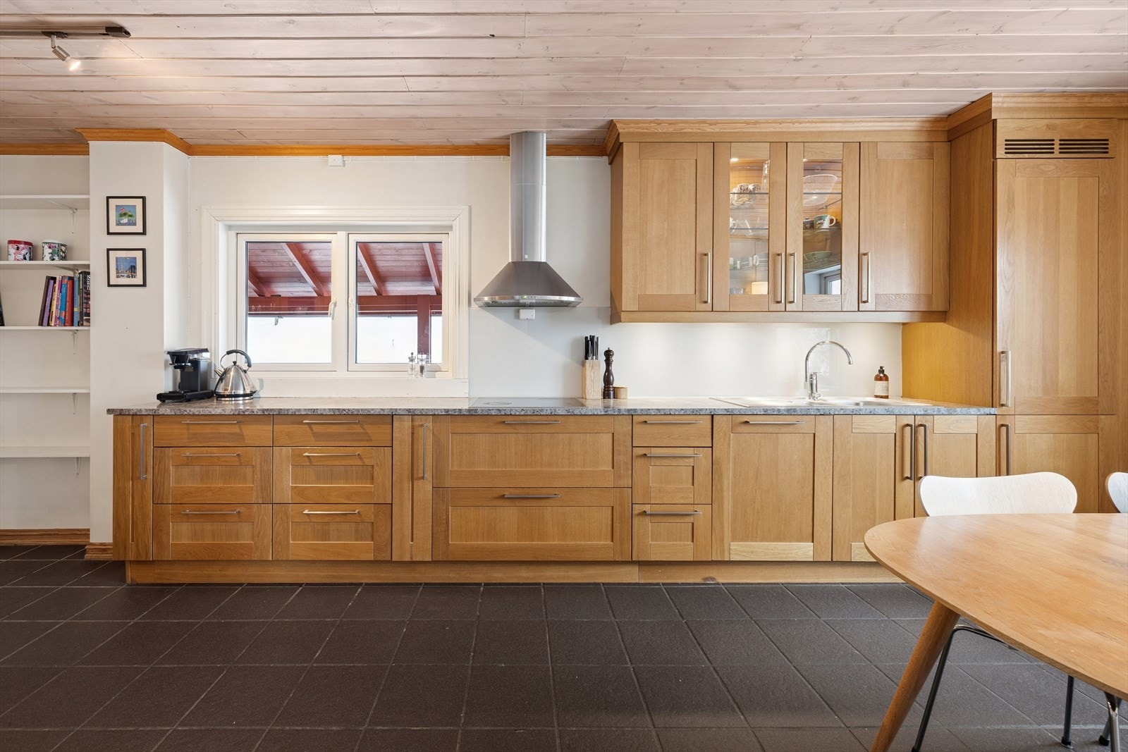 Kjøkkenet har godt med skap og benkeplass. Galleribilde