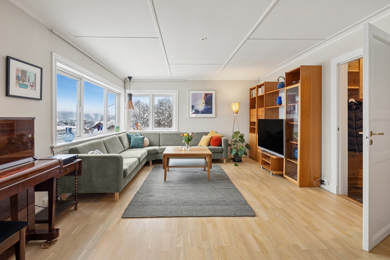 Store vindusflater slipper inn rikelig med naturlig lys. Galleribilde