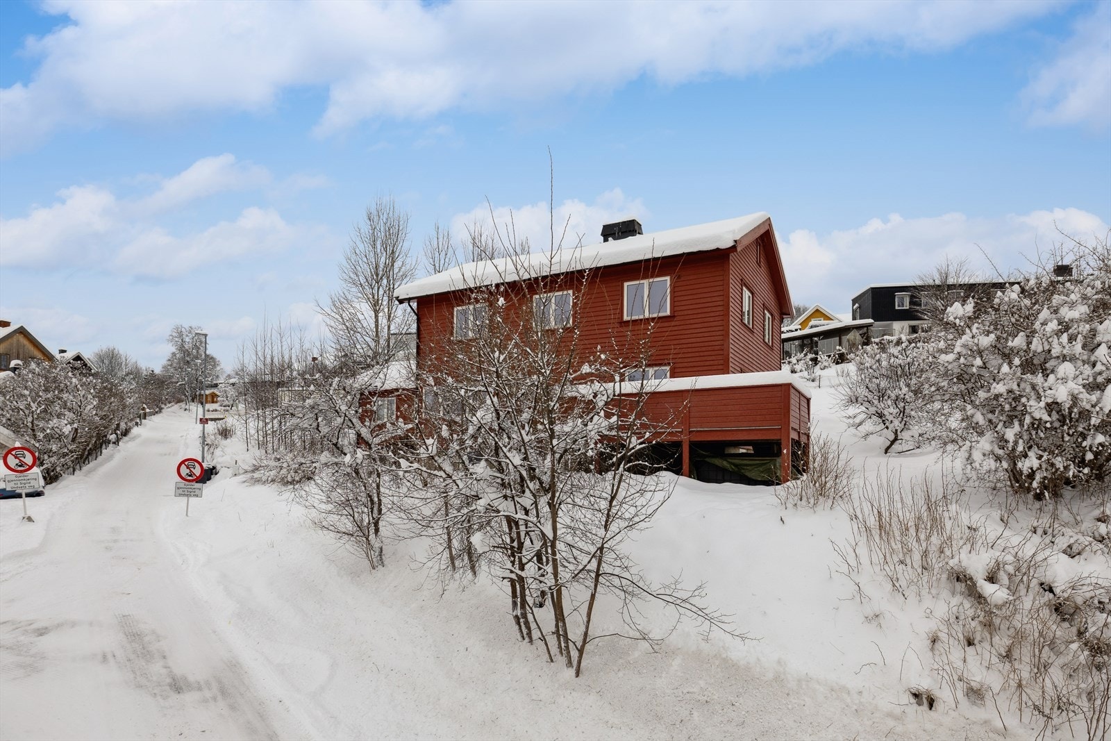 Dette er en lys og sjarmerende enebolig som ligger i et stille og rolig boligområde med svært lite trafikk, barnevennlig gate nord for Lillehammer sentrum med kort vei til skoler, barnehager og butikker. Galleribilde