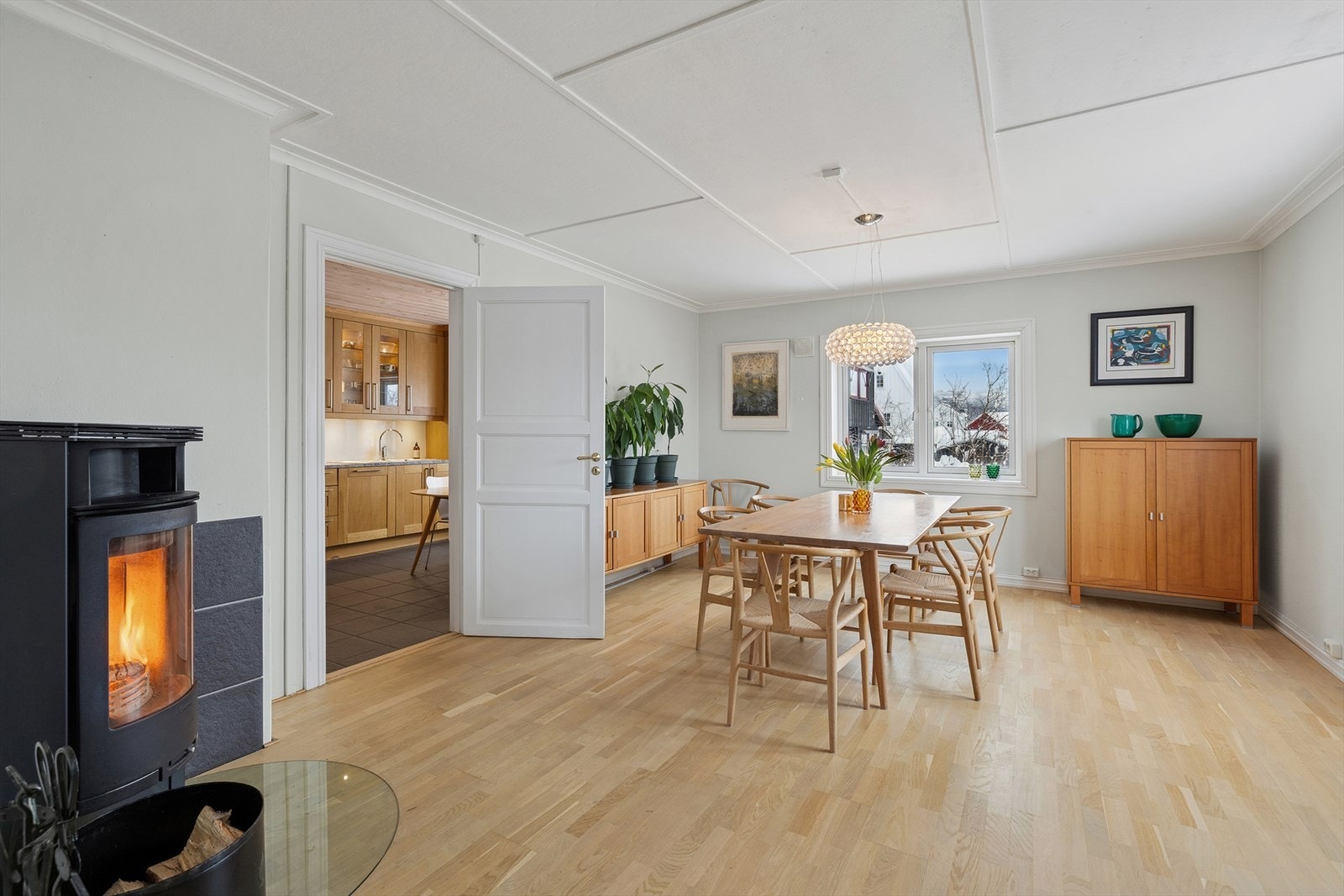 Spisestue med peisovn. Galleribilde