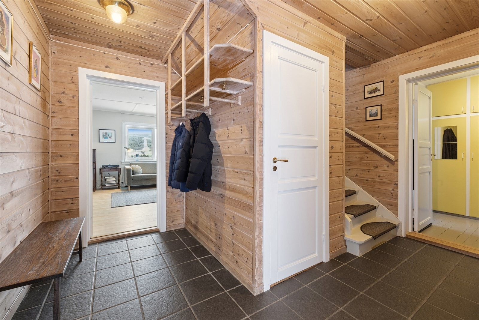 Velkommen inn. Her er det adkomst til tilbygg med kjøkken og stue/soverom. Tilbygget er ikke byggesøkt hos kommunen. Galleribilde