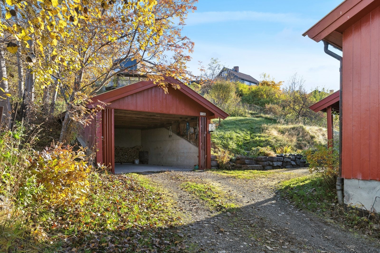 Bilen kan parkeres på gårdsplassen og i åpen garasje. Galleribilde