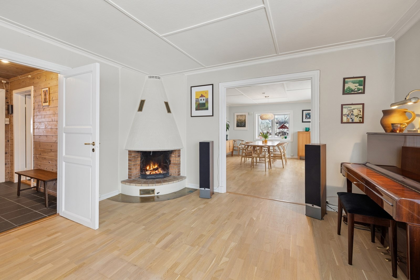 Peis i hovedstuen. Her er det videre adkomst til spisestue. Galleribilde