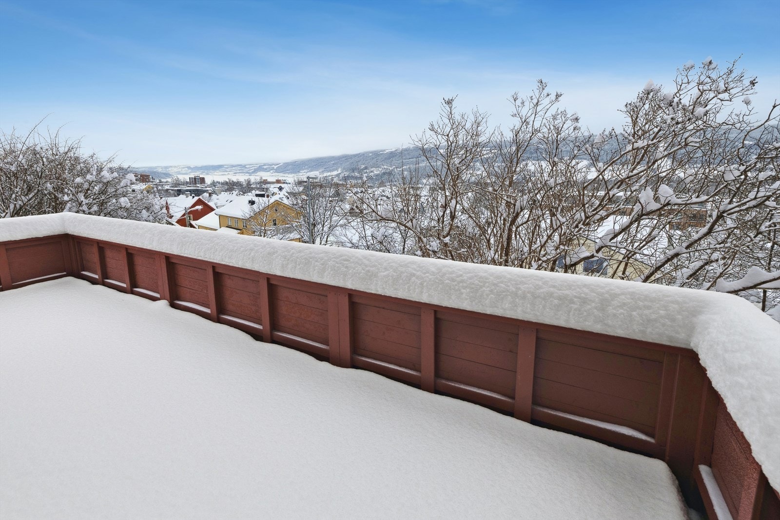 Veranda med gode solforhold og utsikt. Galleribilde