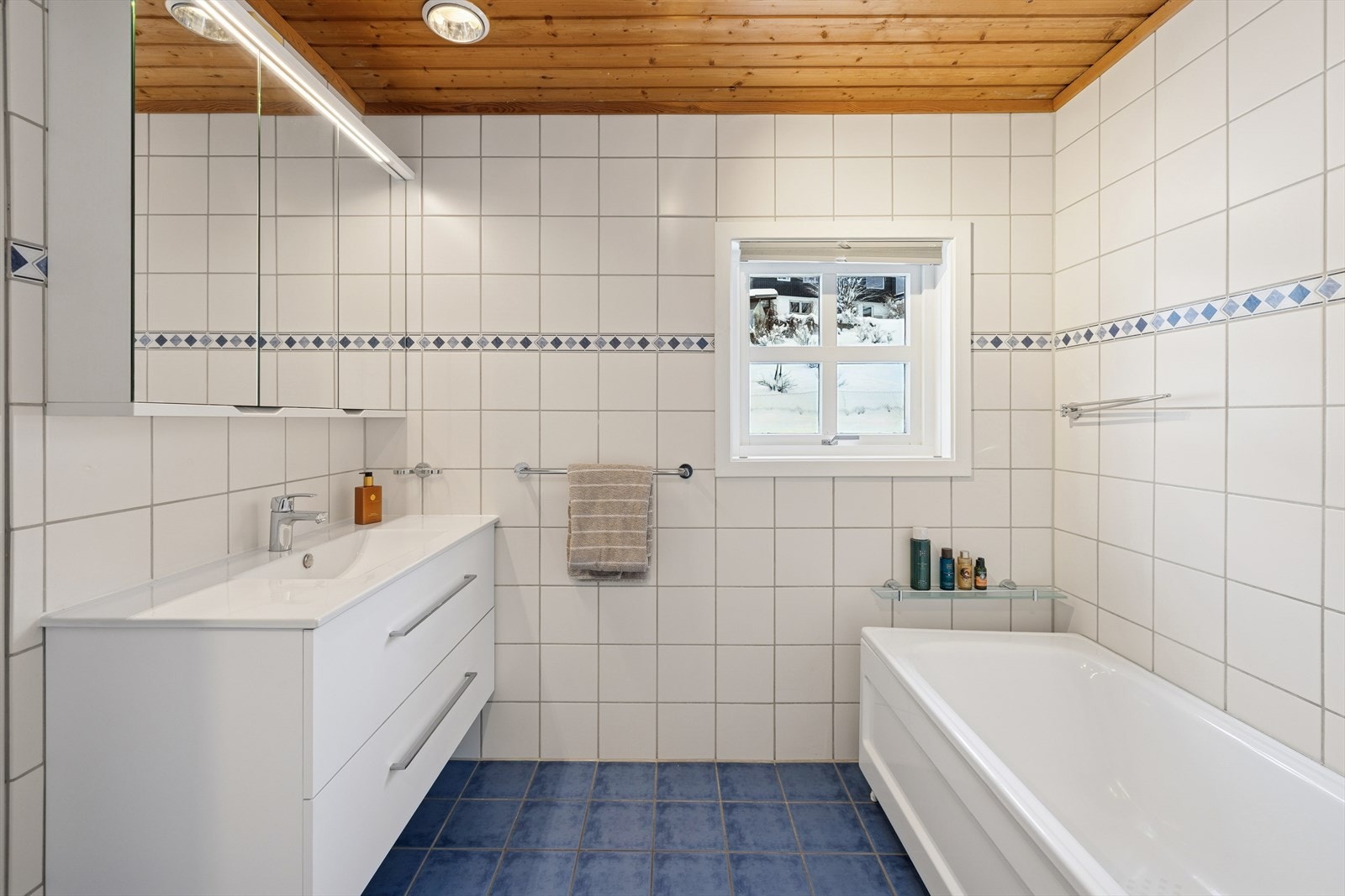 Badet i andre etasje har fliser på vegger og gulv med gulvvarme. Galleribilde