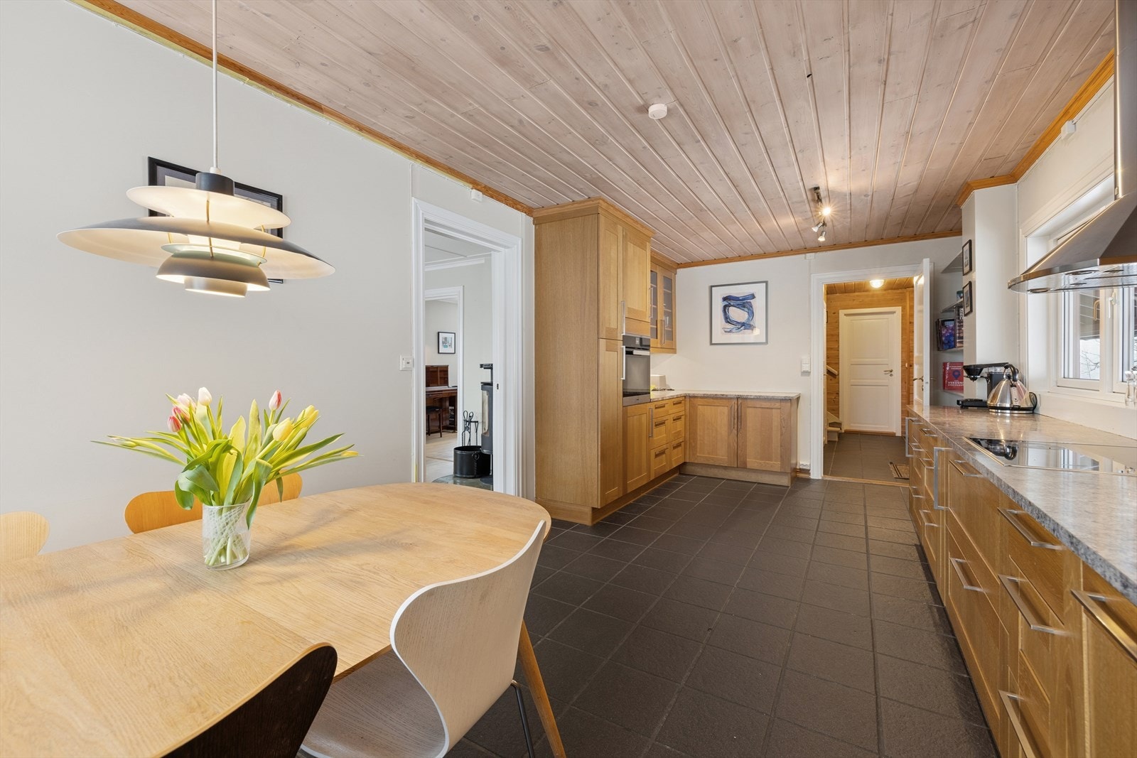 Integrert komfyr, koketopp, oppvaskmaskin, kombiskap kjøl/frys. Galleribilde