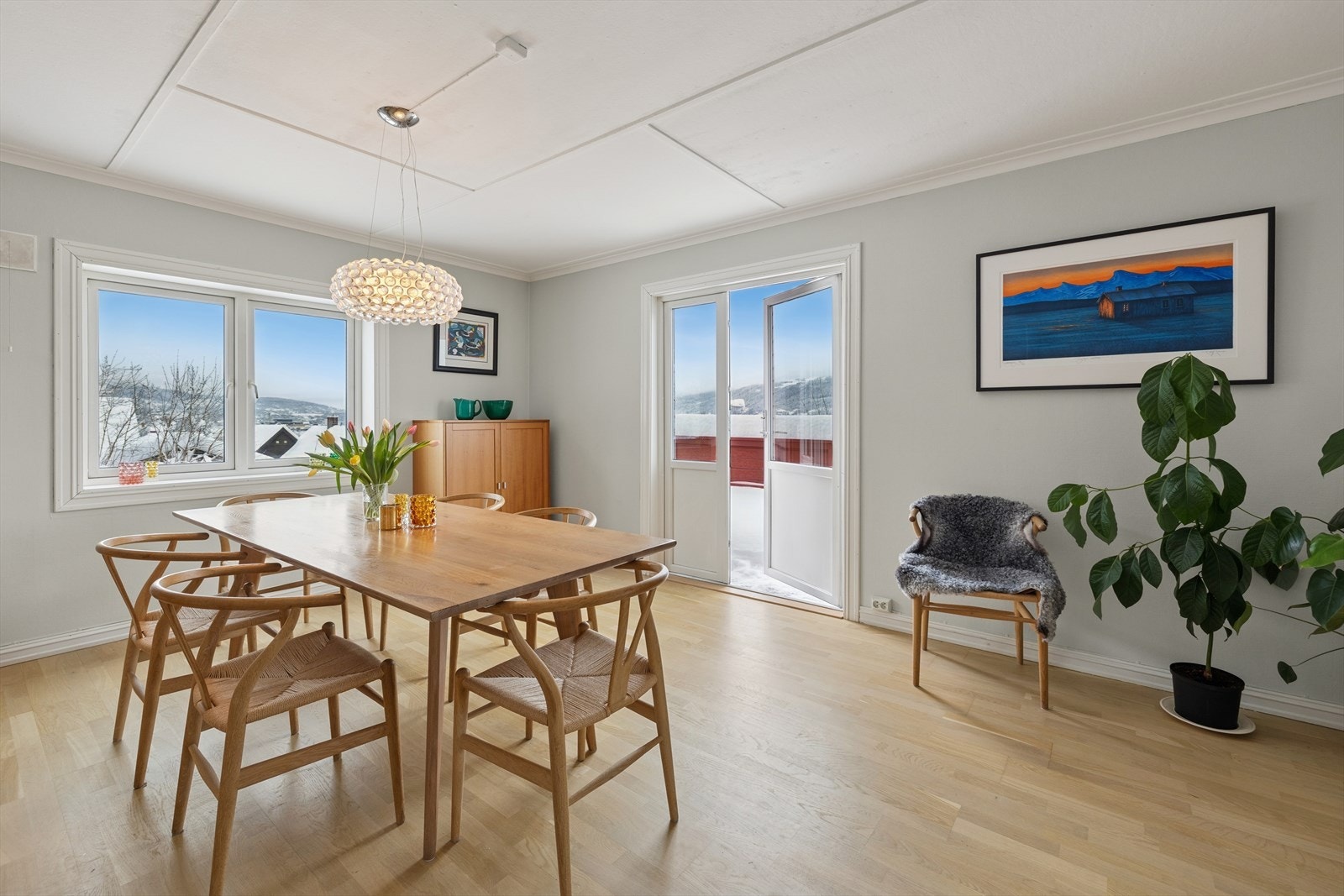 God plass til spisebord der man kan samle familie og venner til hyggelige sammenkomster. Galleribilde