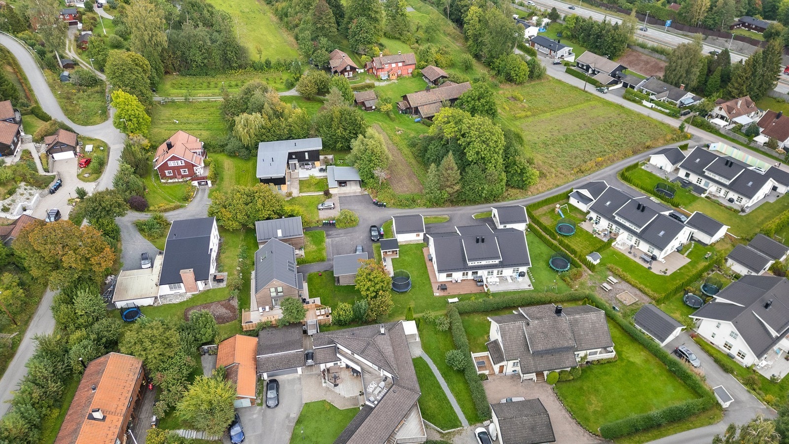 Eiendommen ligger i et meget ettertraktet og sentralt boligområde like utenfor Asker sentrum. Galleribilde