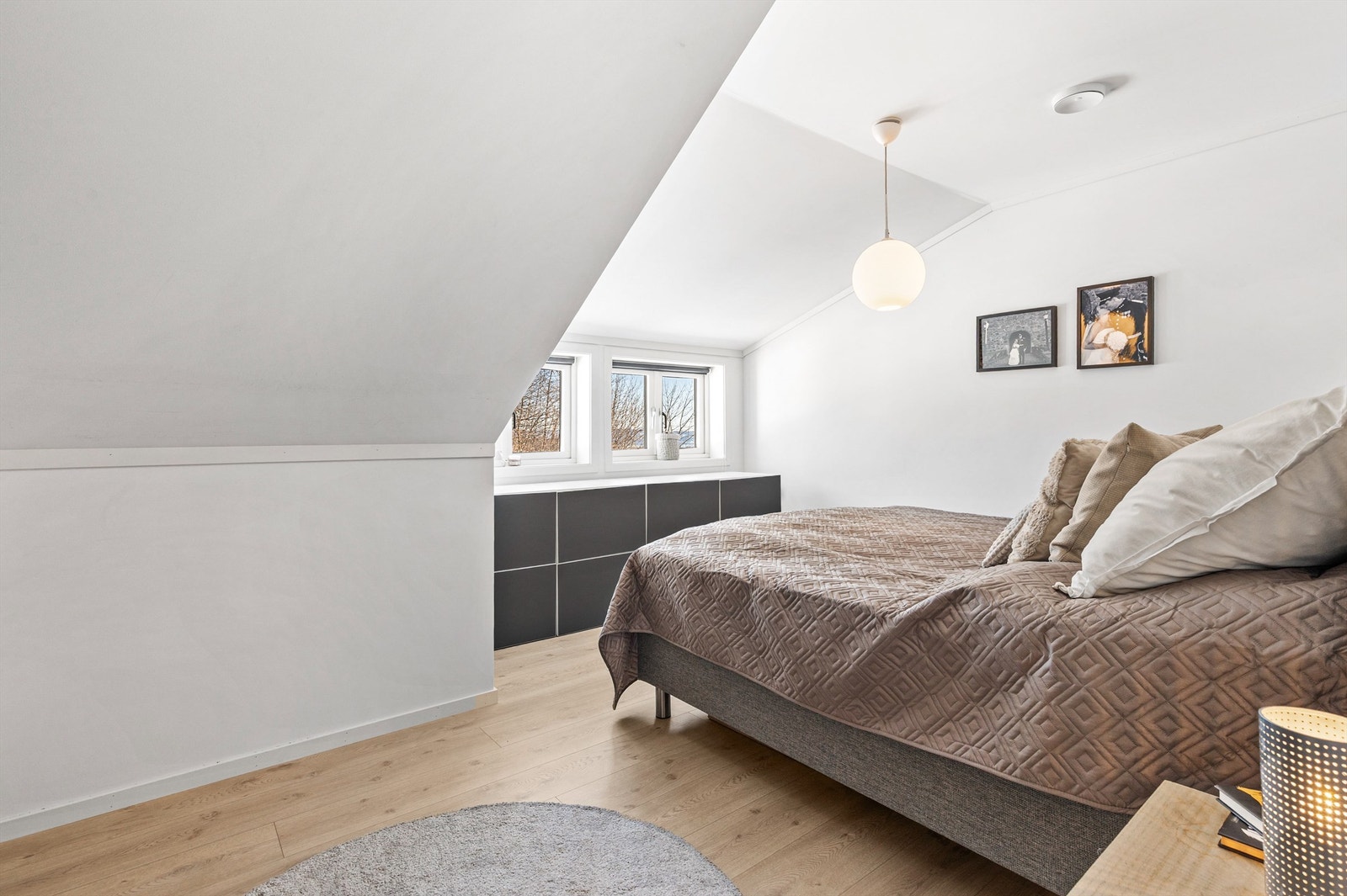 I loftsetasjen er det tre soverom av god størrelse. Plass til dobbeltseng og garderobeskap i alle. (Soverom 1) Galleribilde