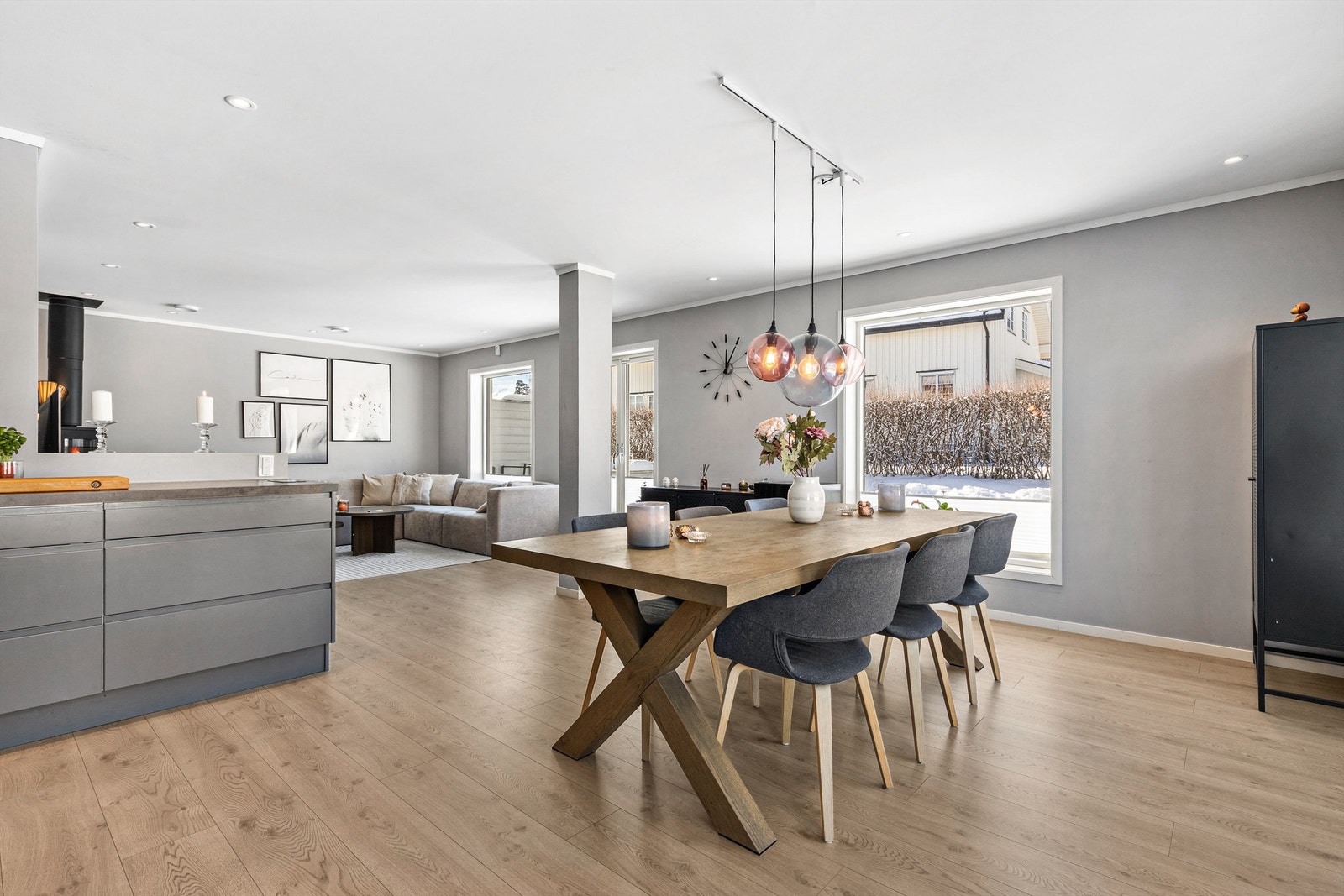 Den åpne løsningen mellom stue og kjøkken skaper en sosial atmosfære når man er med venner eller familie. Galleribilde