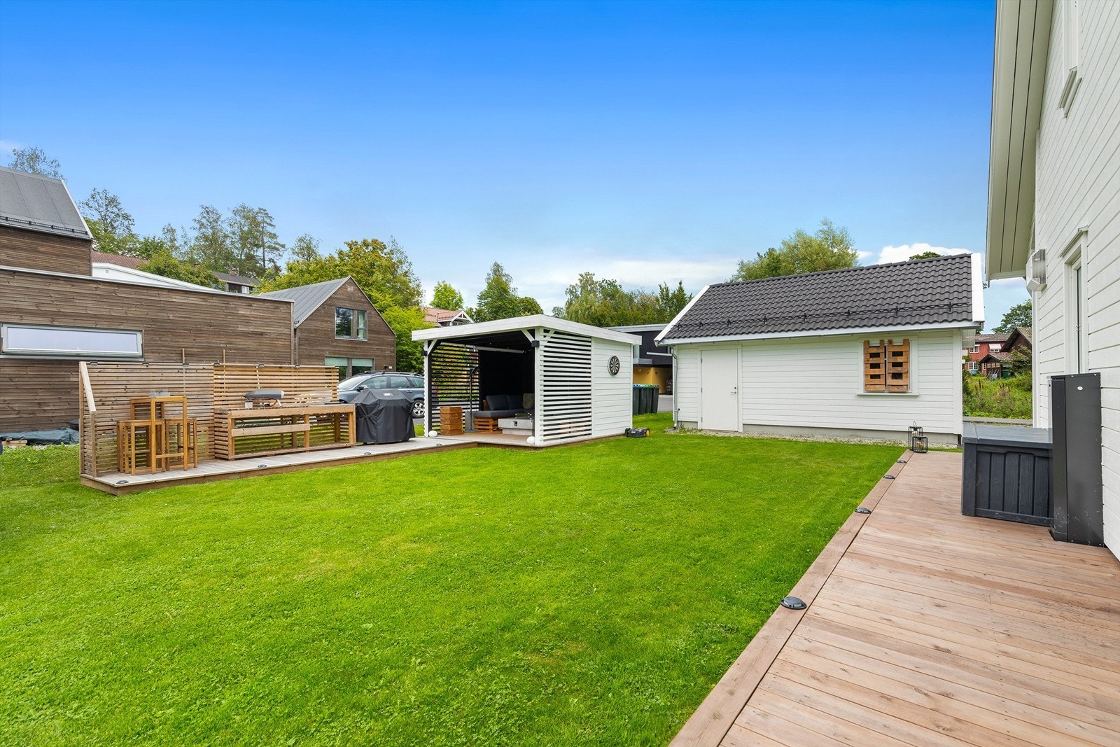 Hage med plen, platting og pergola. Galleribilde