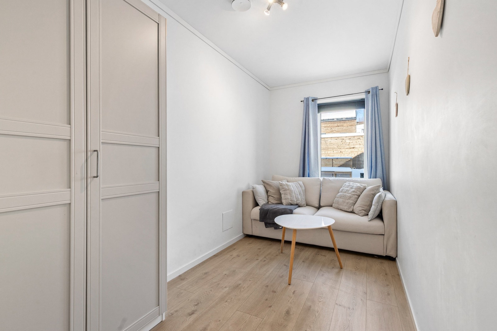 Det er 2 soverom i 1.etasje som passer godt som gjesterom, barnerom eller kontor. Galleribilde