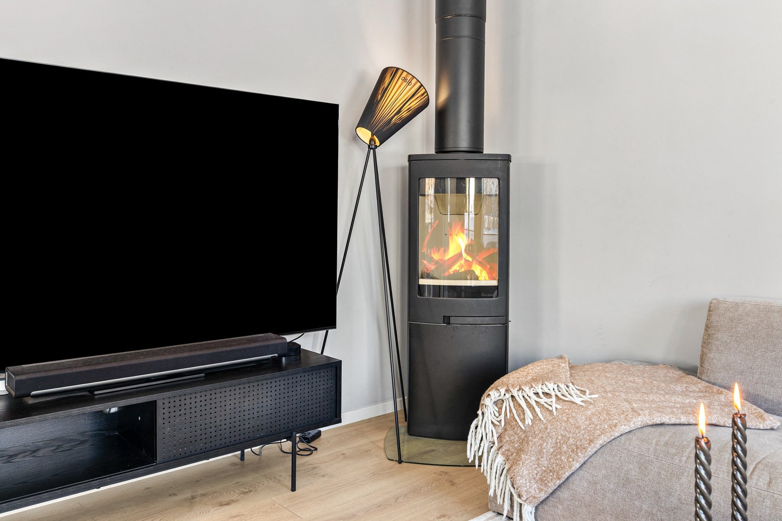 Det er en peisovn for ekstra varme og hygge i stuen. Galleribilde