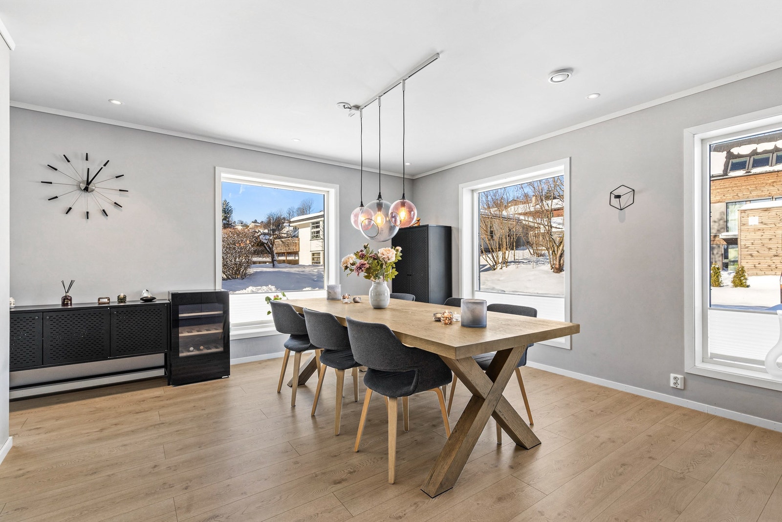 Spisestue med plass til stort spisebord. Galleribilde