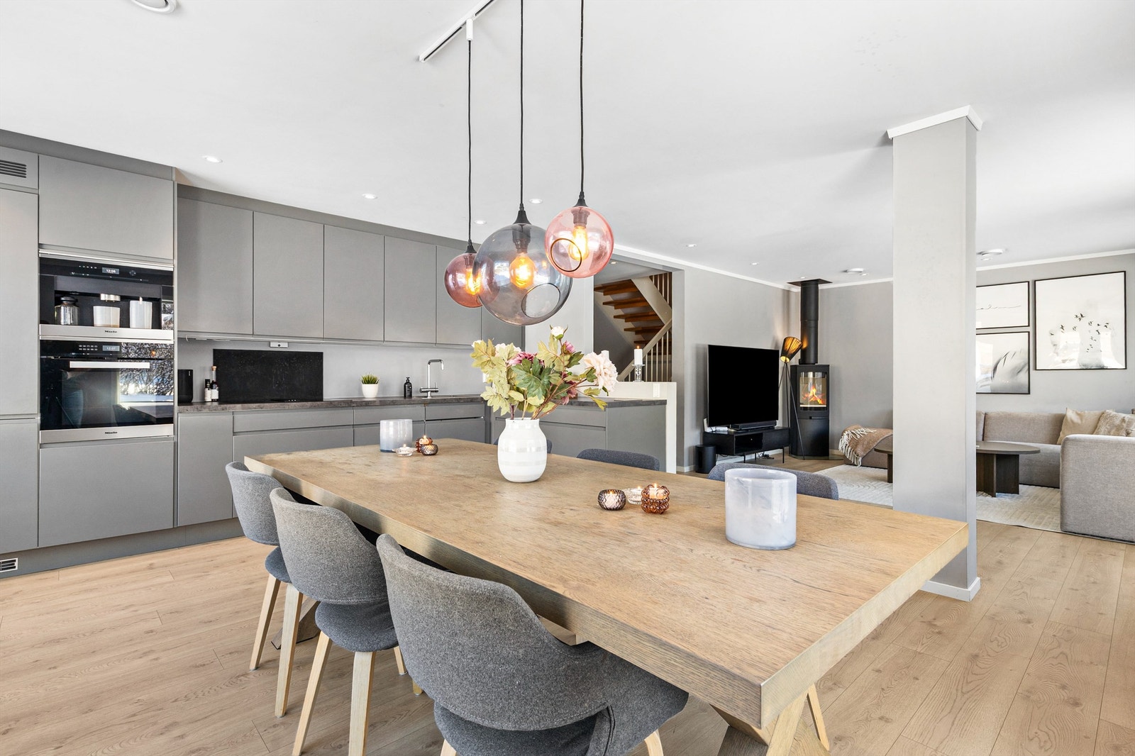 Den åpne løsningen mellom stue og kjøkken skaper en sosial atmosfære når man er med venner eller familie. Galleribilde