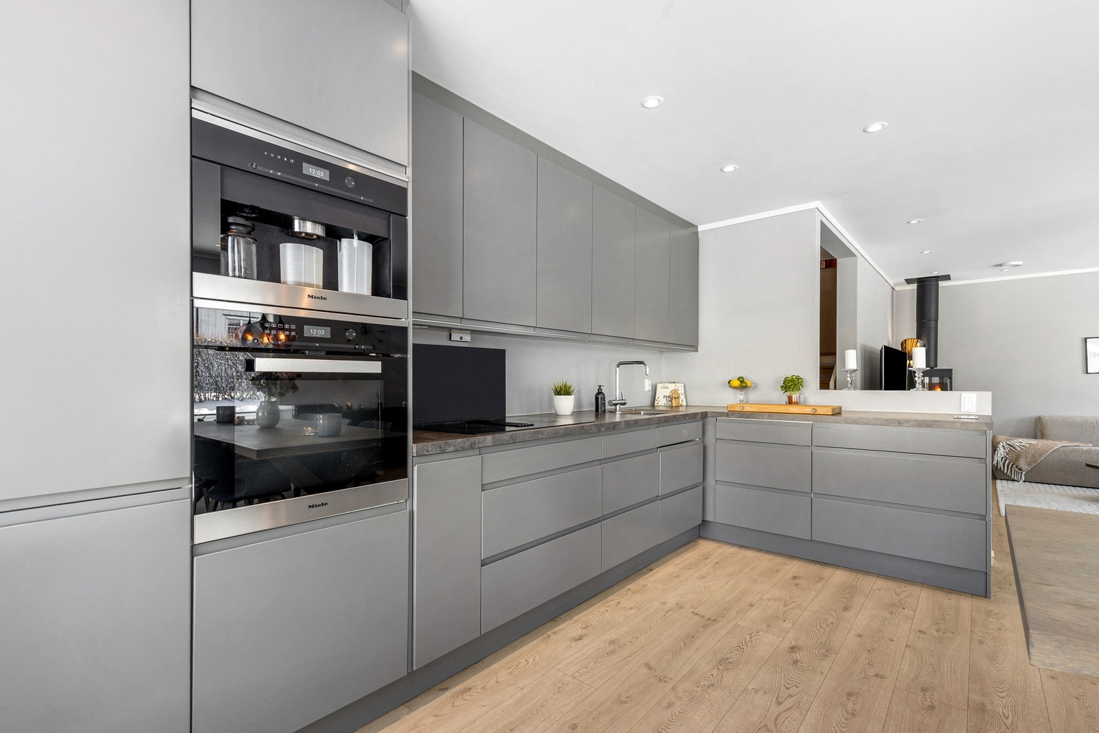 Moderne kjøkken med integrerte hvitevarer fra Miele. Galleribilde
