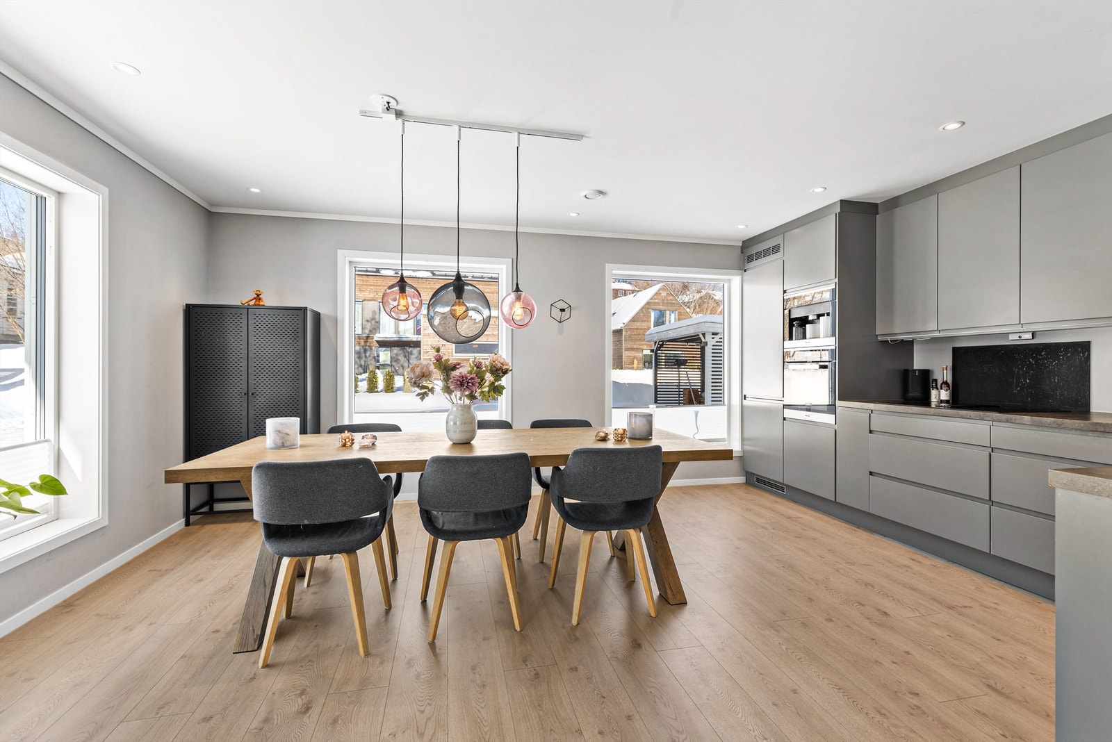 Velkommen til Hønsveien 31, presentert av Terje Tveit i Krogsveen. Innholdsrik bolig fra 2019. 5 soverom. Galleribilde