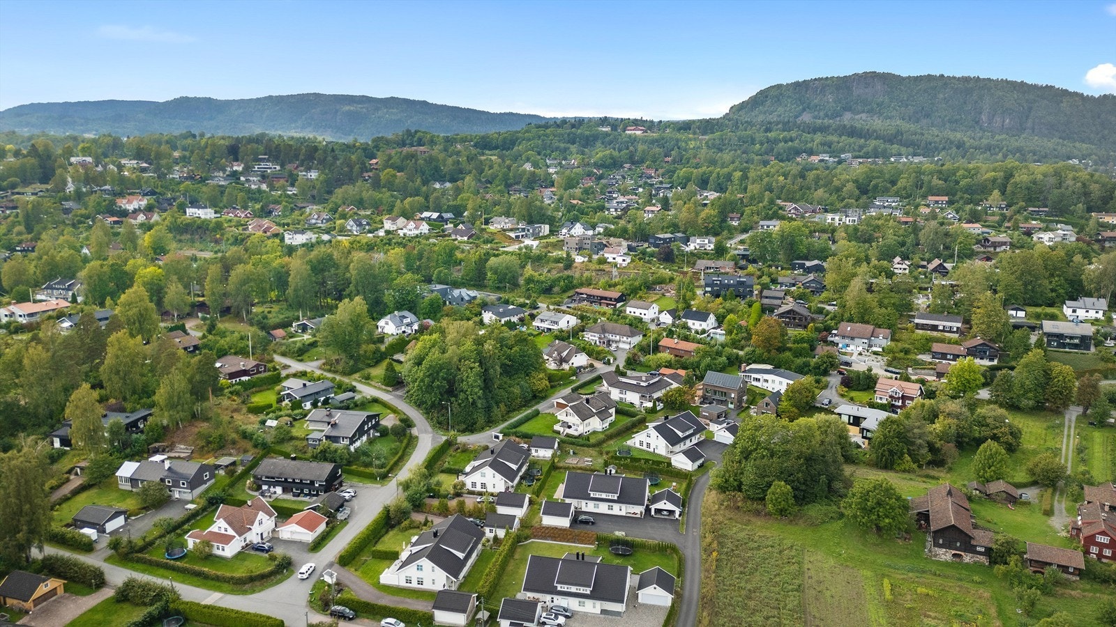 Asker sentrum kan by på en mengde spennende butikker, restauranter og kafeer. Kulturhus med kino, bibliotek, variert konserttilbud, samt flere koselige kafeer og spisesteder. Galleribilde