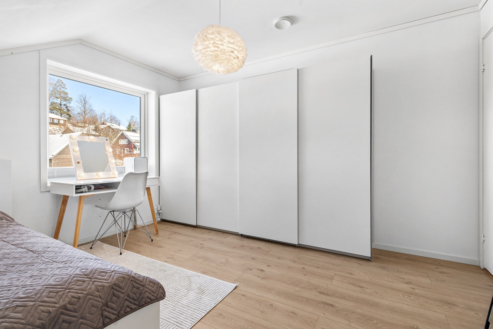 I loftsetasjen er det tre soverom av god størrelse. Plass til dobbeltseng og garderobeskap i alle. (Soverom 3) Galleribilde