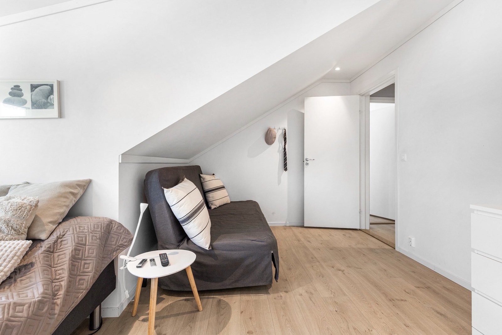 I loftsetasjen er det tre soverom av god størrelse. Plass til dobbeltseng og garderobeskap i alle. (Soverom 2) Galleribilde