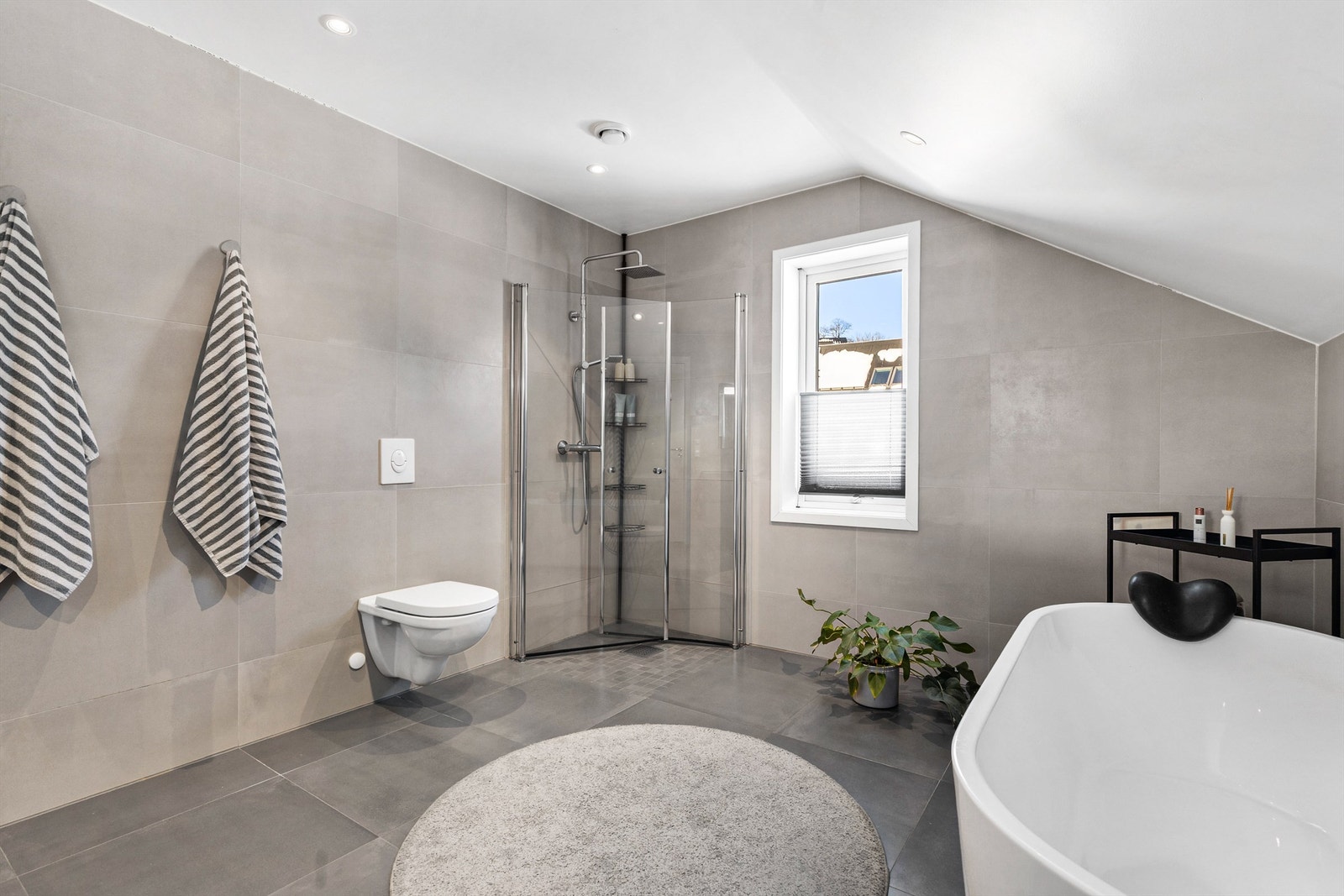 Dusjhjørne med dører. Vegghengt dusjarmatur. Mekanisk avtrekk med ventil i himling. Luftespalte for overstrømning under dør. Galleribilde