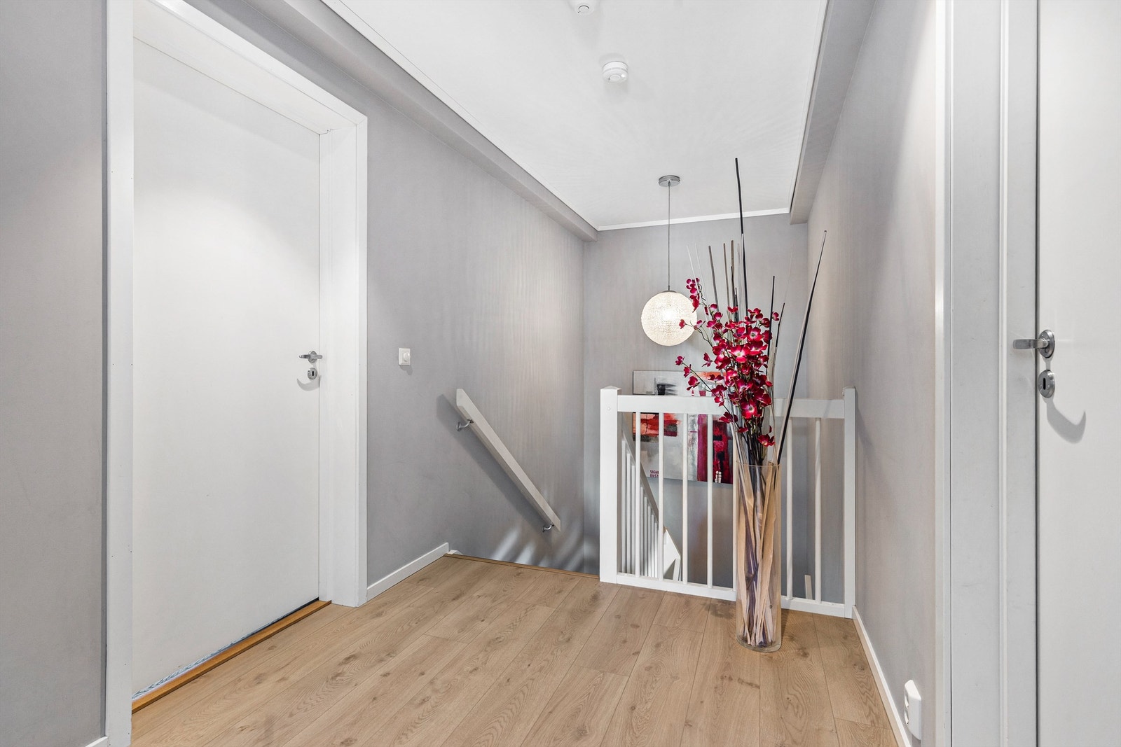 Opp trappen kommer du til gangen som igjen tar deg til etasjens 3 soverom og badet. Galleribilde