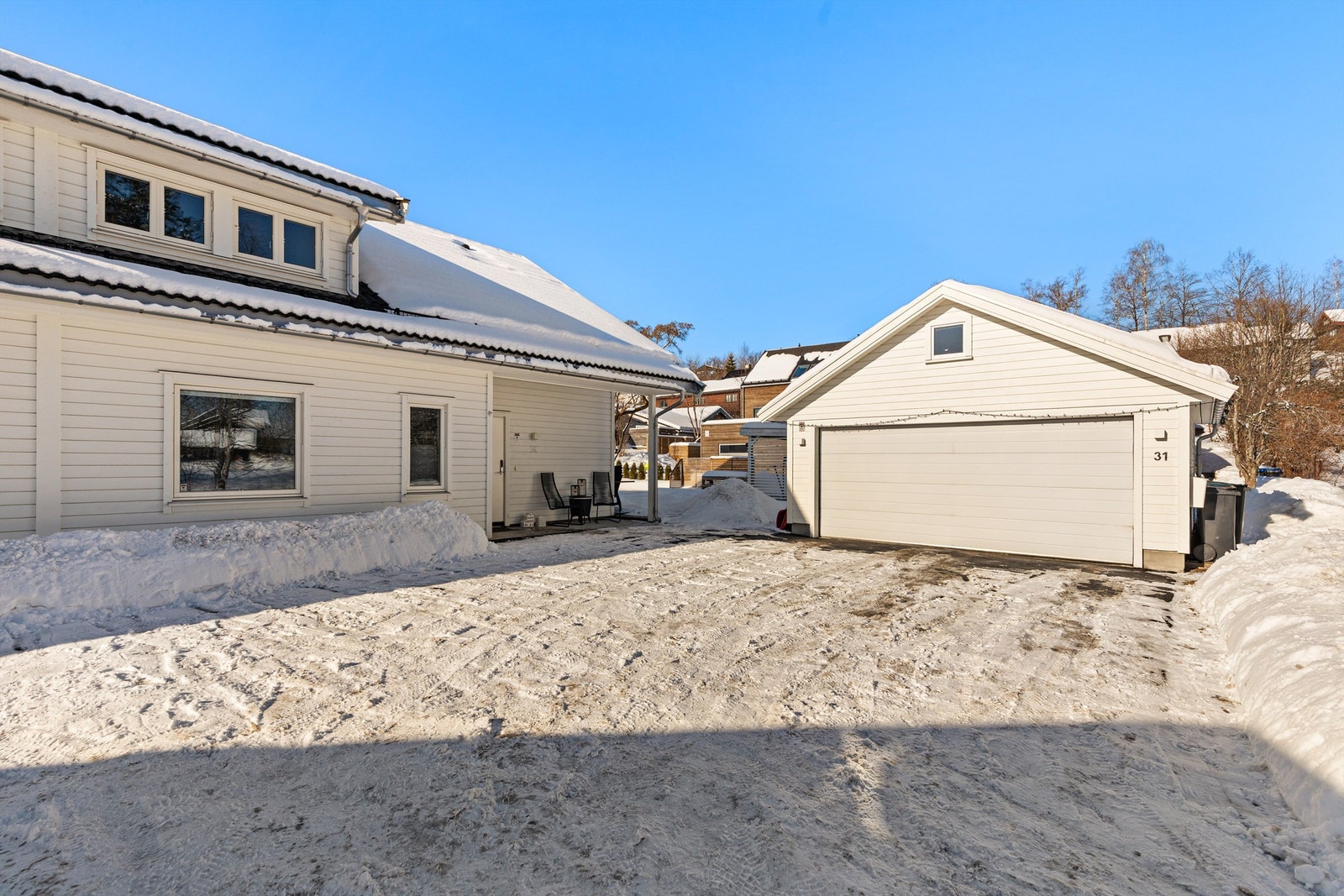 Garasje og biloppstillingsplass på egen tomt. Galleribilde