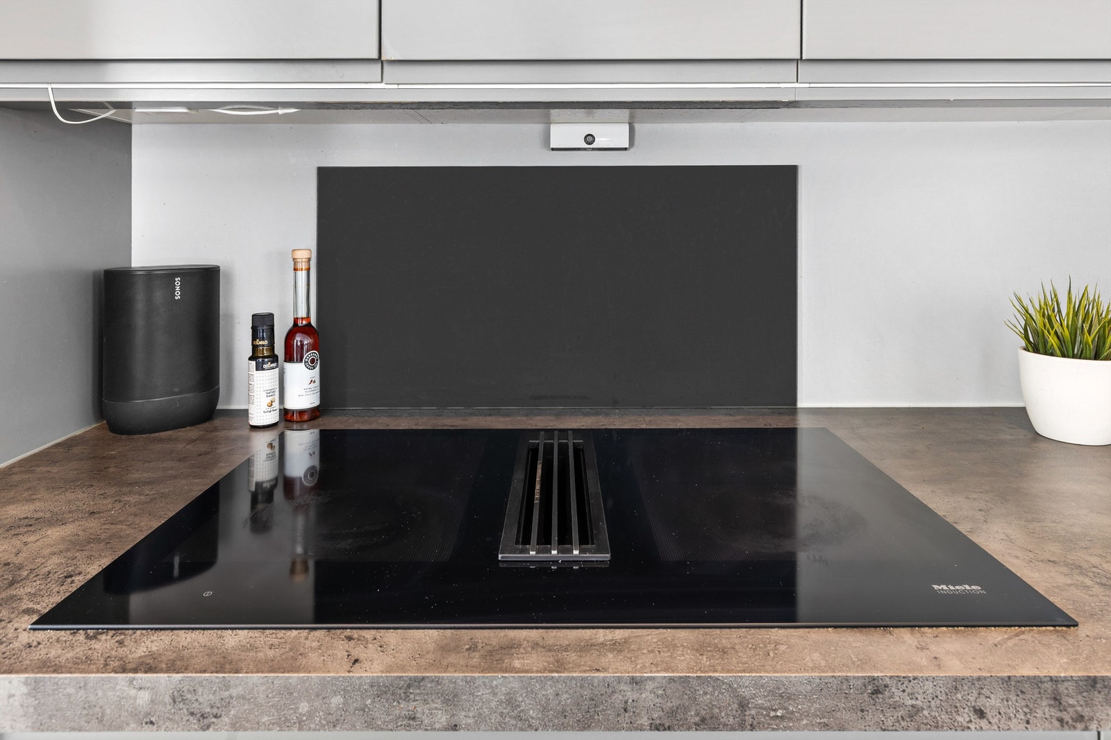 Ventilator innebygd i innredning/platetopp. Komfyrvakt. Galleribilde