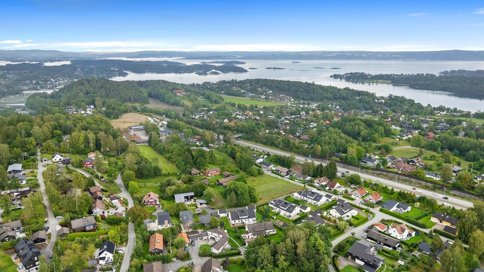 Populære Hvalstrand, en av Askers fineste badestrender, byr på sandstrand, stor gresslette, stupetårn og badebrygge. Videre er det gode bade- og fiskemuligheter i Semsvannet som ligger rett nord for sentrum. Galleribilde