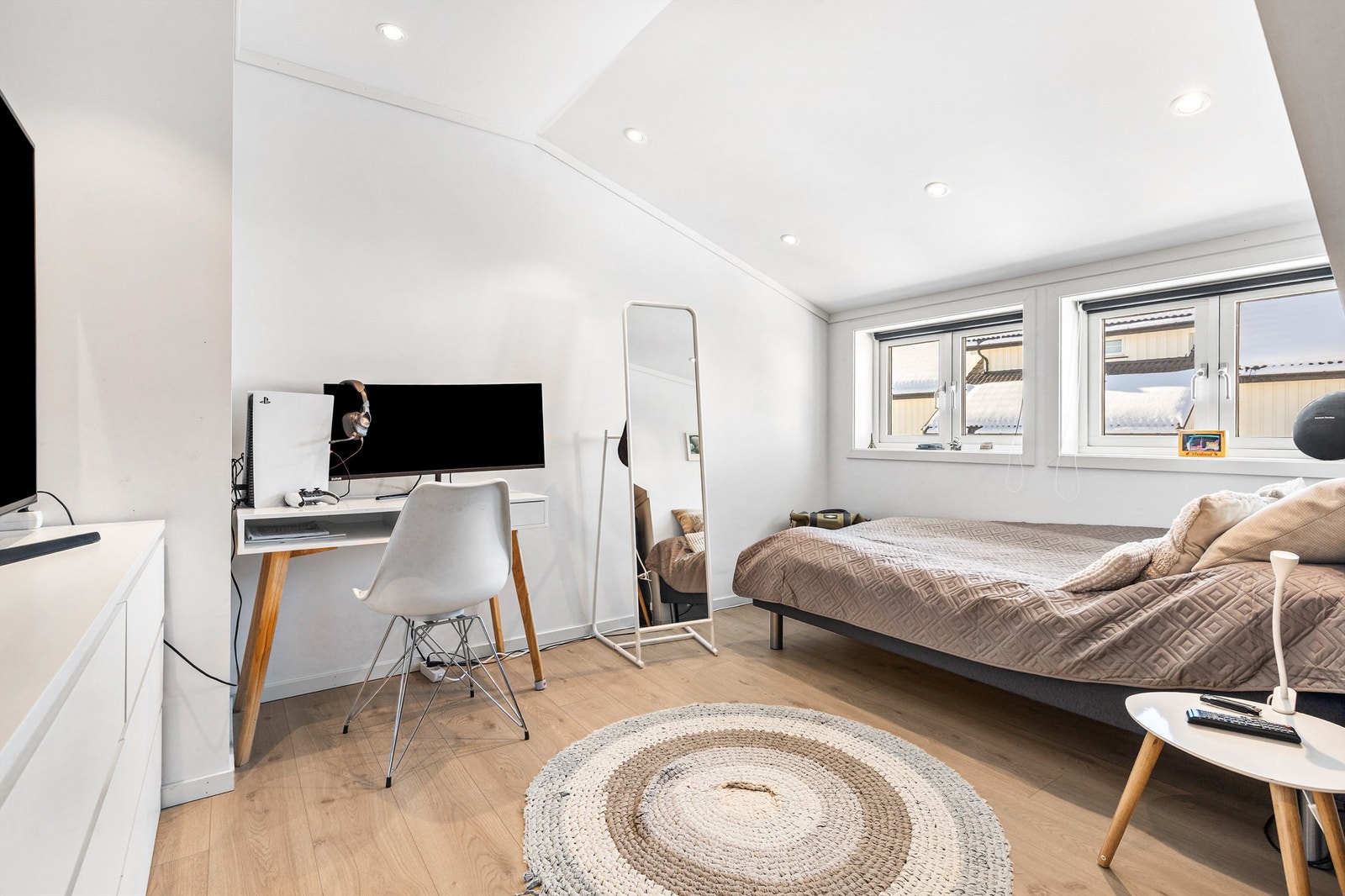 I loftsetasjen er det tre soverom av god størrelse. Plass til dobbeltseng og garderobeskap i alle. (Soverom 2) Galleribilde