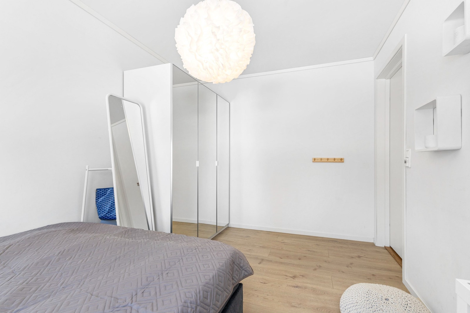 Det er 2 soverom i 1.etasje som passer godt som gjesterom, barnerom eller kontor. Galleribilde