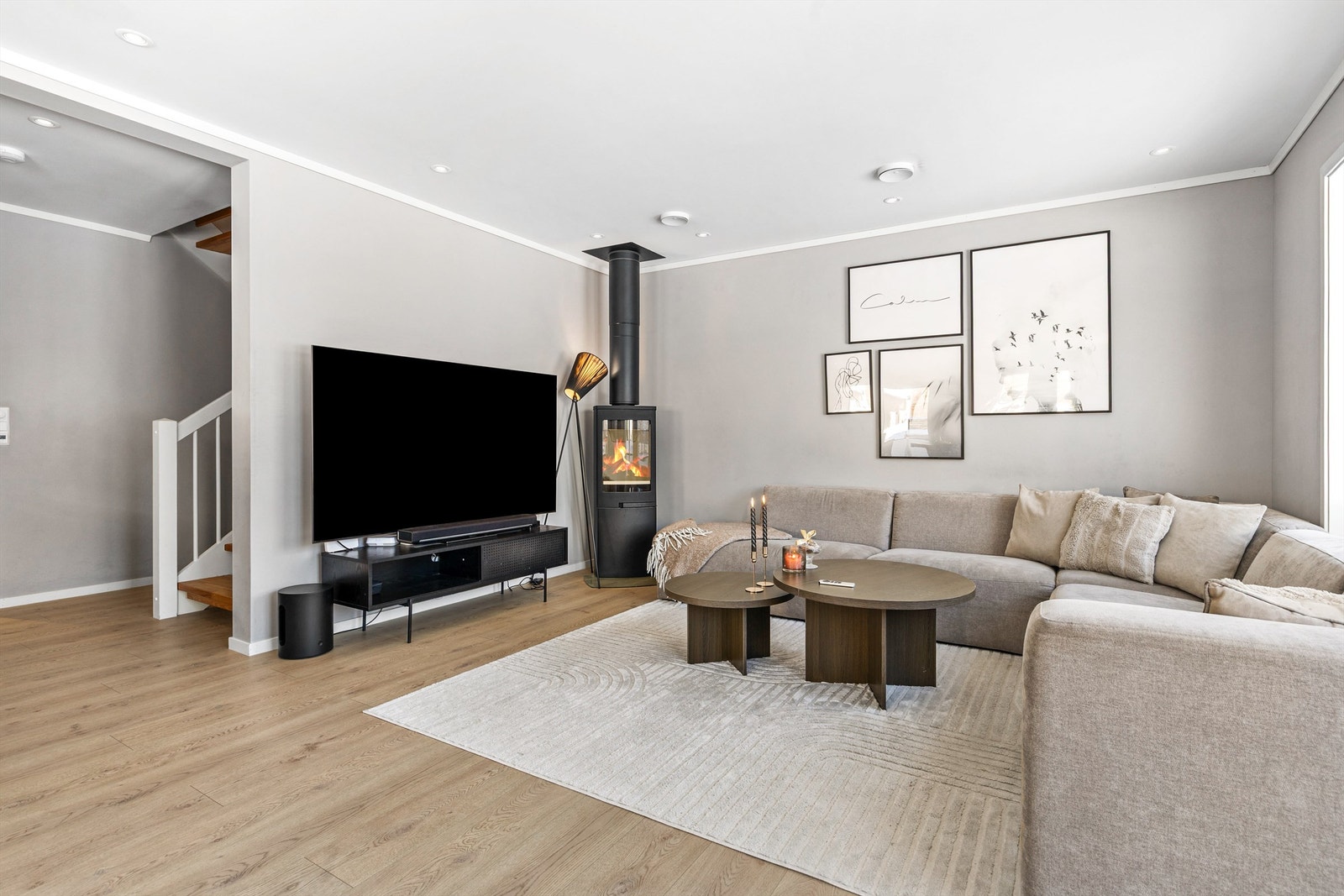 Stuen er av god størrelse med plass til sittegruppe og TV-område. Galleribilde