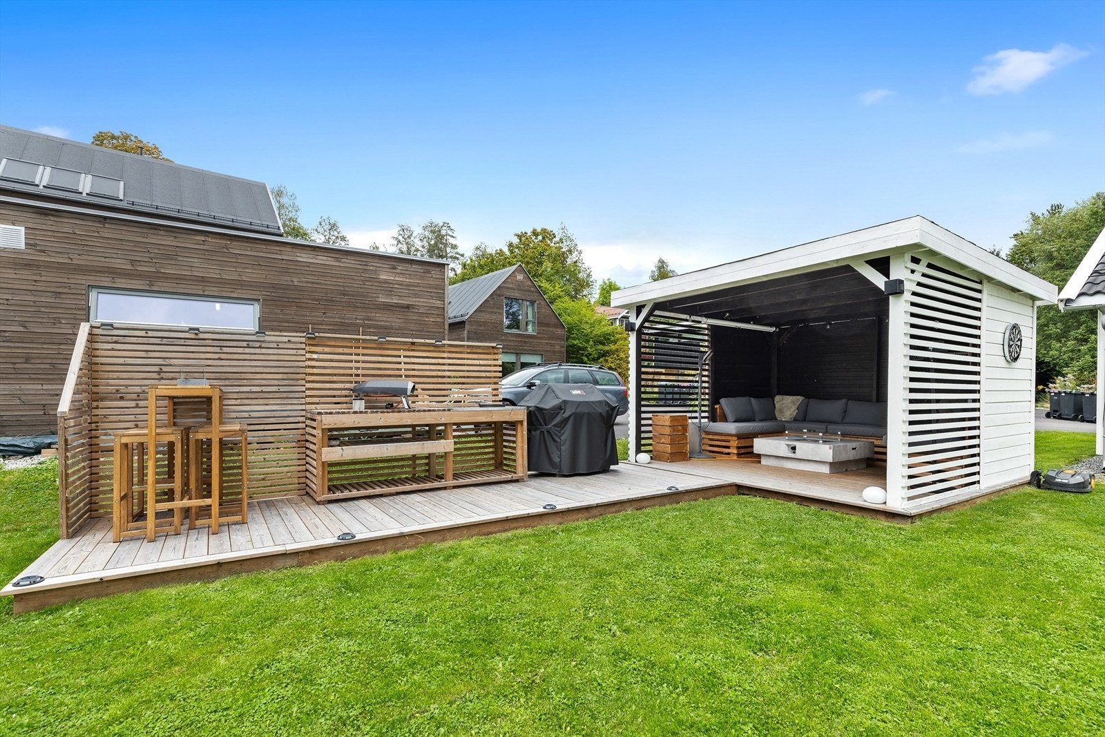Platting med pergola, utekjøkken og gasspeis. Galleribilde
