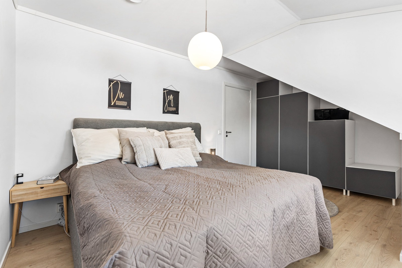 I loftsetasjen er det tre soverom av god størrelse. Plass til dobbeltseng og garderobeskap i alle. (Soverom 1) Galleribilde