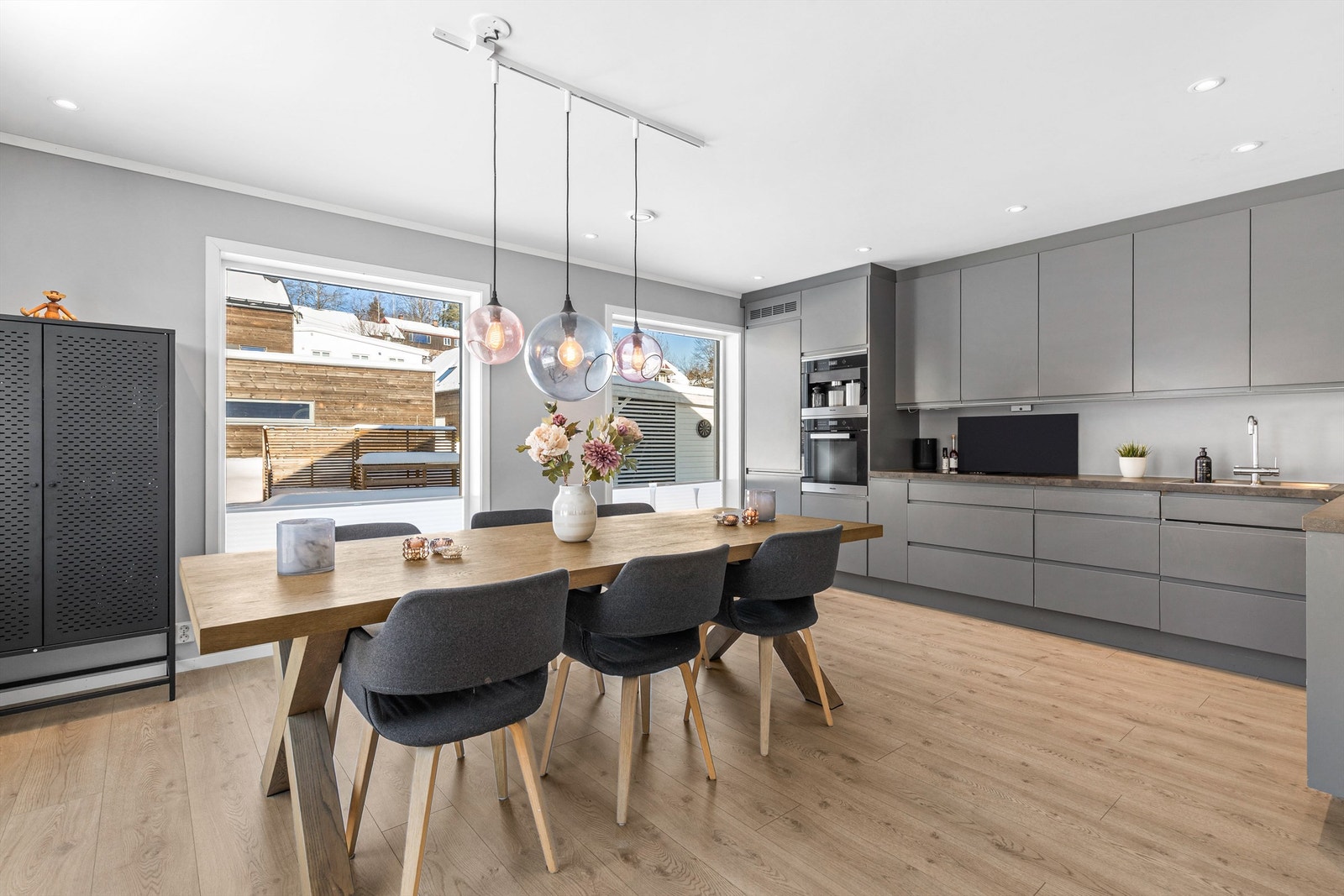 Åpen kjøkkenløsning. Innredning fra byggeår. Glatte fronter. Benkeplate med laminert overflate. Nedfelt kjøkkenvask med armatur. Galleribilde