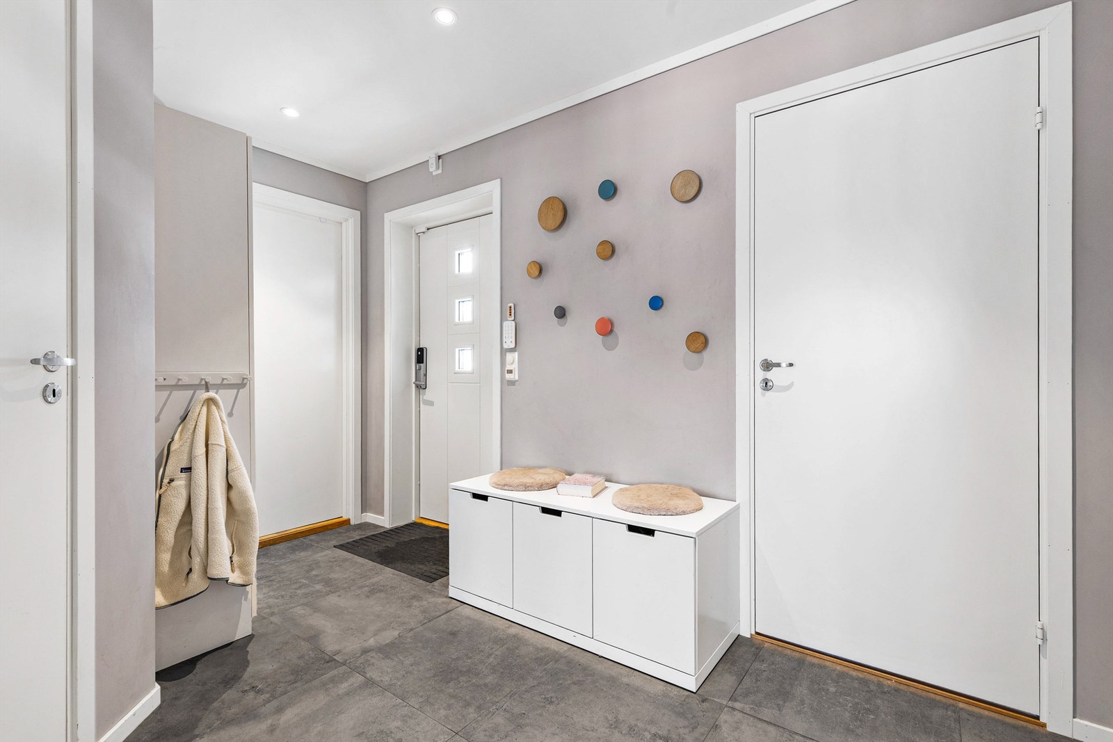 Entré med plass til garderobeskap og knaggrekker. Fra entreen er det tilgang til toalettrom, begge etasjens soverom, teknisk rom og stuen. Galleribilde