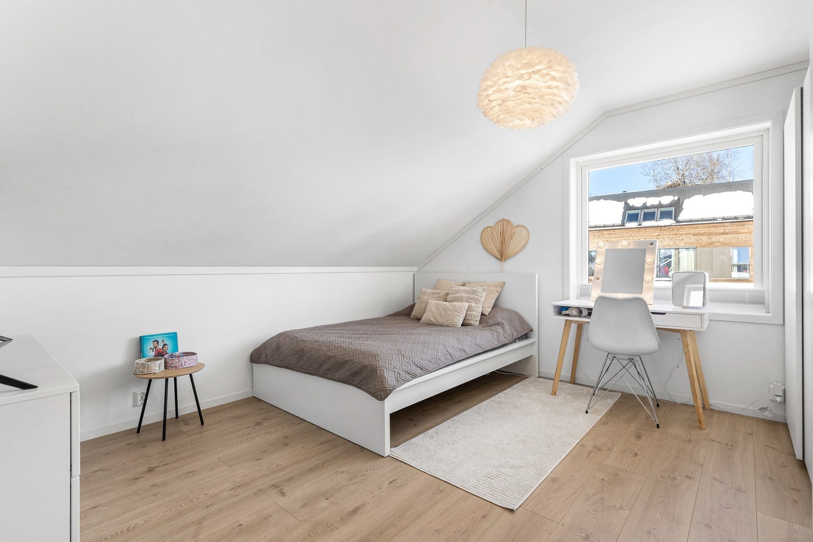 I loftsetasjen er det tre soverom av god størrelse. Plass til dobbeltseng og garderobeskap i alle. (Soverom 3) Galleribilde