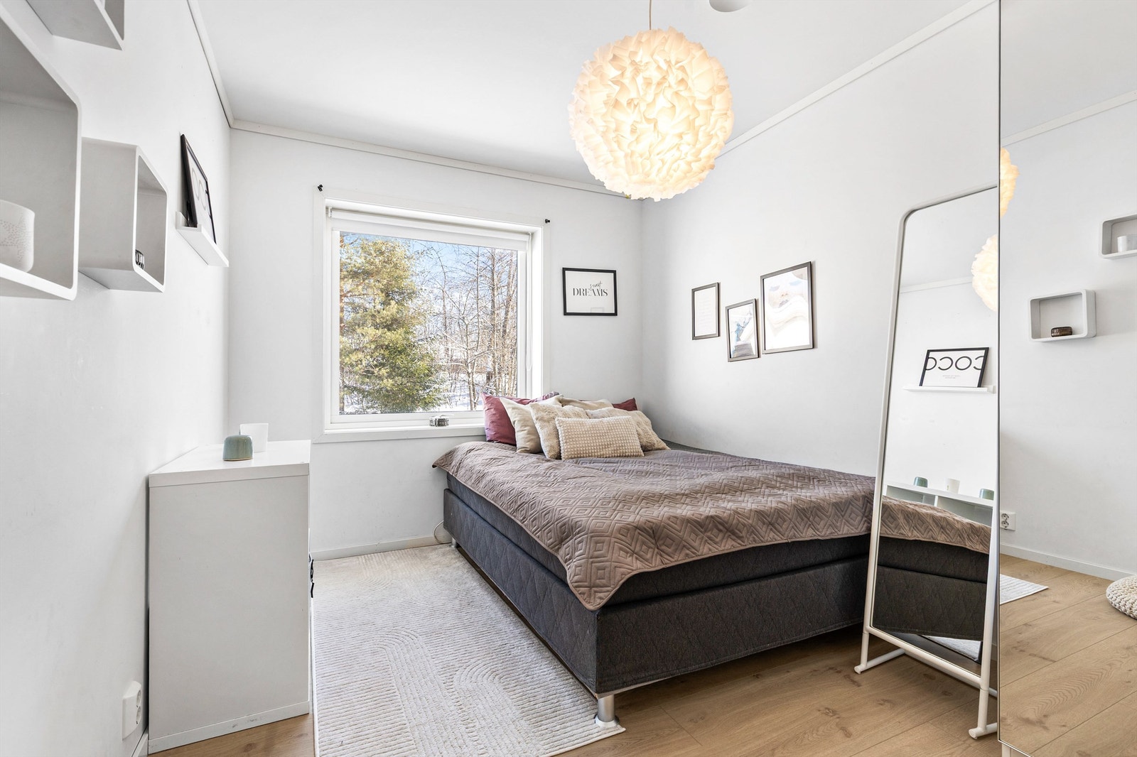 Det er 2 soverom i 1.etasje som passer godt som gjesterom, barnerom eller kontor. Galleribilde