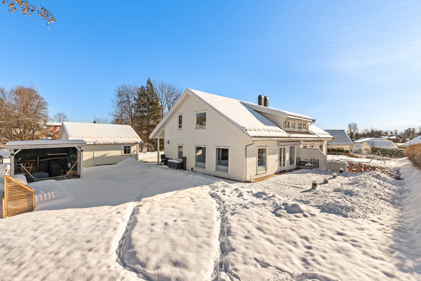 Her kan du flytte rett inn i en nyere vertikaldelt halvpart av tomannsbolig med god planløsning. Barnevennlig i stille blindvei, stor solrik terrasse og hage. Garasje m/ el-lader Galleribilde